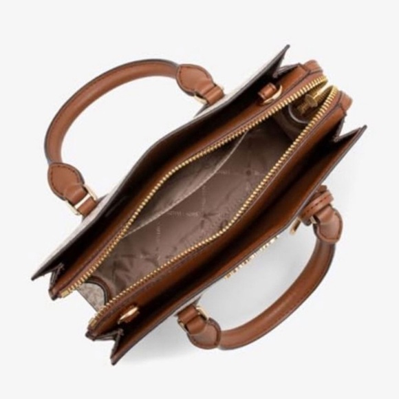 Michael Kors Small Sheila Satchel Crossbody
Vanilla 
NWT - Picture 4 of 16